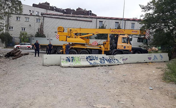 Поставили бетонске баријере код ФМП